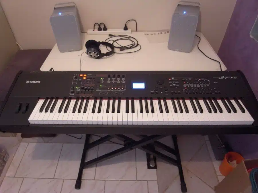 Compare Kurzweil Artis Roland RD-700NX Yamaha S90XS 